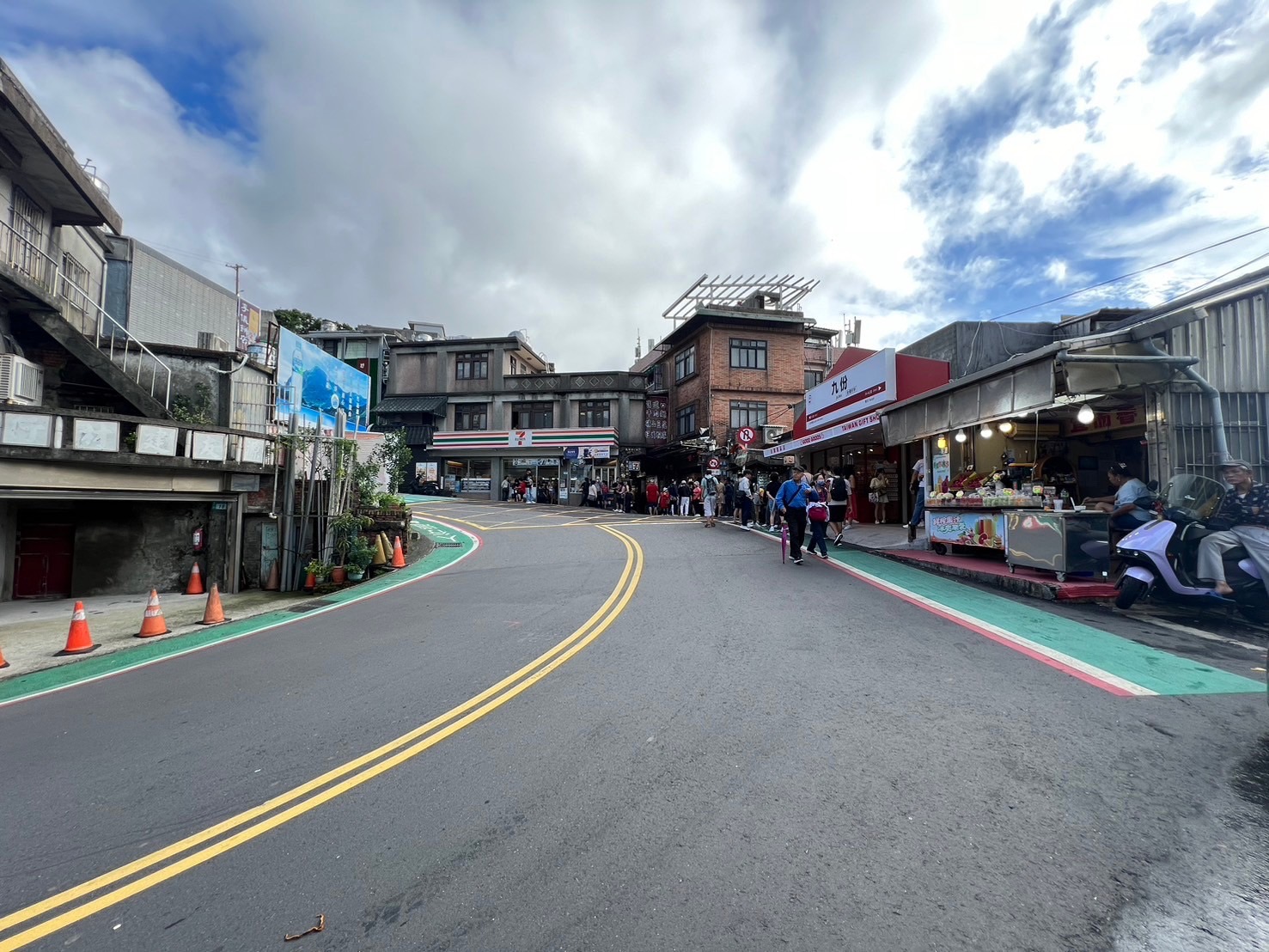 通往九份老街的主要街道，路旁有便利商店及各式攤販，為民宿住客步行前往老街的主要路線